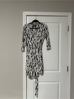 Laundry By Shelli Segal Black and White Abstract Wrap Dress